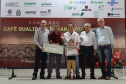 Os cafeicultores Valdeir Luiz de Souza, de Tomazina, e Edson Messias de Carvalho, de Joaquim Távora, venceram o prêmio Café Qualidade Paraná nas categorias cereja descascado e natural. Eles superaram 120 lotes que iniciaram a disputa, e receberam R$ 5 mil de prêmio.

A cerimônia de premiação foi nesta quinta-feira (24), em Ivaiporã, e reuniu cerca de 500 participantes. Foto: Divulgação/AEN