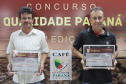Os cafeicultores Valdeir Luiz de Souza, de Tomazina, e Edson Messias de Carvalho, de Joaquim Távora, venceram o prêmio Café Qualidade Paraná nas categorias cereja descascado e natural. Eles superaram 120 lotes que iniciaram a disputa, e receberam R$ 5 mil de prêmio.

A cerimônia de premiação foi nesta quinta-feira (24), em Ivaiporã, e reuniu cerca de 500 participantes. Foto: Divulgação/AEN