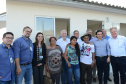 Setenta e cinco famílias de Palmas, no Sudoeste do Estado, receberam nesta quinta-feira (24) as chaves da casa própria. A partir de agora, elas são as moradoras do Residencial Bom Pastor II, empreendimento executado com R$ 5,3 milhões de investimentos do Governo do Estado, Governo Federal e prefeitura.
O vice-governador Darci Piana inaugurou o residencial e reafirmou o compromisso da gestão estadual com os projetos de habitação popular. Foto: Guilherme Santos / Cohapar