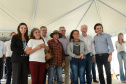 Setenta e cinco famílias de Palmas, no Sudoeste do Estado, receberam nesta quinta-feira (24) as chaves da casa própria. A partir de agora, elas são as moradoras do Residencial Bom Pastor II, empreendimento executado com R$ 5,3 milhões de investimentos do Governo do Estado, Governo Federal e prefeitura.
O vice-governador Darci Piana inaugurou o residencial e reafirmou o compromisso da gestão estadual com os projetos de habitação popular. Foto: Guilherme Santos / Cohapar