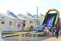 Setenta e cinco famílias de Palmas, no Sudoeste do Estado, receberam nesta quinta-feira (24) as chaves da casa própria. A partir de agora, elas são as moradoras do Residencial Bom Pastor II, empreendimento executado com R$ 5,3 milhões de investimentos do Governo do Estado, Governo Federal e prefeitura.
O vice-governador Darci Piana inaugurou o residencial e reafirmou o compromisso da gestão estadual com os projetos de habitação popular. Foto: Guilherme Santos / Cohapar