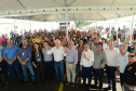 Setenta e cinco famílias de Palmas, no Sudoeste do Estado, receberam nesta quinta-feira (24) as chaves da casa própria. A partir de agora, elas são as moradoras do Residencial Bom Pastor II, empreendimento executado com R$ 5,3 milhões de investimentos do Governo do Estado, Governo Federal e prefeitura.
O vice-governador Darci Piana inaugurou o residencial e reafirmou o compromisso da gestão estadual com os projetos de habitação popular. Foto: Guilherme Santos / Cohapar