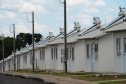 Setenta e cinco famílias de Palmas, no Sudoeste do Estado, receberam nesta quinta-feira (24) as chaves da casa própria. A partir de agora, elas são as moradoras do Residencial Bom Pastor II, empreendimento executado com R$ 5,3 milhões de investimentos do Governo do Estado, Governo Federal e prefeitura.
O vice-governador Darci Piana inaugurou o residencial e reafirmou o compromisso da gestão estadual com os projetos de habitação popular. Foto: Guilherme Santos / Cohapar