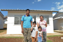 Setenta e cinco famílias de Palmas, no Sudoeste do Estado, receberam nesta quinta-feira (24) as chaves da casa própria. A partir de agora, elas são as moradoras do Residencial Bom Pastor II, empreendimento executado com R$ 5,3 milhões de investimentos do Governo do Estado, Governo Federal e prefeitura.
O vice-governador Darci Piana inaugurou o residencial e reafirmou o compromisso da gestão estadual com os projetos de habitação popular. Foto: Guilherme Santos / Cohapar
