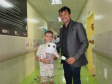 Crianças internadas na ala pediátrica do Hospital Universitário Oeste do Paraná (Huop), em Cascavel, tiveram um dia diferente nesta quinta-feira (24). Elas foram presenteadas com 60 bonecos coloridos de tecido e 60, rosas do mesmo material, produzidos por presos da Penitenciária Industrial do município, com o apoio do Conselho da Comunidade. Mulheres que estão em tratamento para combater o câncer de mama receberam 30 almofadas em formato de coração. Foto: Divulgação/Depen