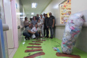Crianças internadas na ala pediátrica do Hospital Universitário Oeste do Paraná (Huop), em Cascavel, tiveram um dia diferente nesta quinta-feira (24). Elas foram presenteadas com 60 bonecos coloridos de tecido e 60, rosas do mesmo material, produzidos por presos da Penitenciária Industrial do município, com o apoio do Conselho da Comunidade. Mulheres que estão em tratamento para combater o câncer de mama receberam 30 almofadas em formato de coração. Foto: Divulgação/Depen