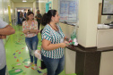 Crianças internadas na ala pediátrica do Hospital Universitário Oeste do Paraná (Huop), em Cascavel, tiveram um dia diferente nesta quinta-feira (24). Elas foram presenteadas com 60 bonecos coloridos de tecido e 60, rosas do mesmo material, produzidos por presos da Penitenciária Industrial do município, com o apoio do Conselho da Comunidade. Mulheres que estão em tratamento para combater o câncer de mama receberam 30 almofadas em formato de coração. Foto: Divulgação/Depen