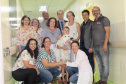Crianças internadas na ala pediátrica do Hospital Universitário Oeste do Paraná (Huop), em Cascavel, tiveram um dia diferente nesta quinta-feira (24). Elas foram presenteadas com 60 bonecos coloridos de tecido e 60, rosas do mesmo material, produzidos por presos da Penitenciária Industrial do município, com o apoio do Conselho da Comunidade. Mulheres que estão em tratamento para combater o câncer de mama receberam 30 almofadas em formato de coração. Foto: Divulgação/Depen