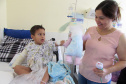Crianças internadas na ala pediátrica do Hospital Universitário Oeste do Paraná (Huop), em Cascavel, tiveram um dia diferente nesta quinta-feira (24). Elas foram presenteadas com 60 bonecos coloridos de tecido e 60, rosas do mesmo material, produzidos por presos da Penitenciária Industrial do município, com o apoio do Conselho da Comunidade. Mulheres que estão em tratamento para combater o câncer de mama receberam 30 almofadas em formato de coração. Foto: Divulgação/Depen