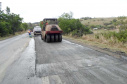A PR-092, de Wenceslau Braz até o entroncamento com a BR-153, em uma extensão de 75,27 quilômetros, está recebendo remendos e implantação de drenos. Os serviços são no lote 6 do programa Conservação e Recuperação com Melhorias do Estado do Pavimento (Cremep) do Departamento de Estradas de Rodagem do Paraná (DER/PR), e atendem também os municípios de Siqueira Campos, Quatiguá e Joaquim Távora, todos no Norte Pioneiro. Foto: Divulgação/DER