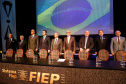 O governador Carlos Massa Ratinho Junior participou nesta segunda-feira (28), em Curitiba, da solenidade de posse da nova diretoria da Fiep, que será liderada pelo empresário Carlos Valter Martins Pedro nos próximos quatro anos. Ele substitui Edson Campagnolo no comando da federação.