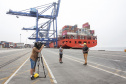 Mais de 7 mil pessoas já visitaram o Porto de Paranaguá em 2019. Em março deste ano, a empresa pública Portos do Paraná intensificou as visitas de grupos técnicos. Em junho, passou a receber os interessados também aos sábados. São estudantes, empresários e agricultores que querem aprender sobre logística e comércio internacional.