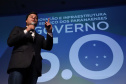 O Governo do Estado lançou nesta quinta-feira (31) a licitação da obra de ampliação da pista do aeroporto de Foz do Iguaçu, no Oeste do Paraná, investimento que vai resultar em mais voos e impulsionar o turismo da região. O lançamento foi destacado pelo secretário de Infraestrutura e Logística, Sandro Alex, na apresentação feita durante o encontro Governo 5.0, em Foz. Foto: José Fernando Ogura/AEN