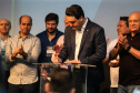 O Governo do Paraná lançou um grande pacote de habitação popular que prevê a construção de 9 mil moradias em diversos municípios do Estado até 2022. O investimento é da ordem de R$ 1 bilhão a serem aplicados ao longo dos próximos três anos. O protocolo de intenções firmado com a Pacaembu Construtora foi assinado pelo governador Carlos Massa Ratinho Junior nesta quinta-feira (31), durante a abertura do evento Governo 5.0, em Foz do Iguaçu.  Foto: Geraldo Bubniak/AEN