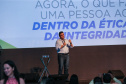 O controlador-geral do Estado, Raul Siqueira, reforçou nesta quinta-feira (31) o compromisso da atual administração estadual com a ética e a integridade, em sua palestra no evento Governo 5.0, em Foz do Iguaçu. Ele apresentou as ações da Controladoria-Geral do Estado no combate à corrupção, que envolvem as coordenadorias da CGE.-  Foto: Geraldo Bubniak/AEN