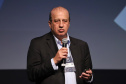 O ministro José Augusto Nardes, presidente do Tribunal de Contas da União, que também participou da mesa de governança, disse que o Paraná sai na frente em termos de práticas de governança com o Governo 5.0. Para ele, a próxima etapa é difundir essas conquistas nos 399 municípios do Estado.Foto: José Fernando Ogura/AEN
