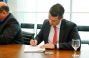 O Instituto de Tecnologia do Paraná (Tecpar) vai desenvolver sistemas inteligentes e inovadores para a Energética Suape II, empresa que comercializa energia elétrica gerada por usina termelétrica. O contrato foi assinado em solenidade com o governador Carlos Massa Ratinho Junior, nesta segunda-feira (4), no Palácio Iguaçu, em Curitiba.