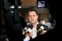 O governador Carlos Massa Ratinho Júnior assina na segunda-feira (04), a licitação para as obras do Ambulatório Médico de Especialidades da Kennedy. Presentes: secretário de Saúde, Beto Preto; Primeira Dama, Luciana Maito; diretor superintendente do Hospital do Trabalhador, Geci de Souza Junior; entre outros.Curitiba, 04-11-19.Foto: Arnaldo Alves / AEN.