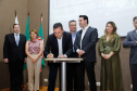 Maior complexo hospitalar público do Paraná, o Hospital do Trabalhador, em Curitiba, vai ganhar um novo ambulatório de especialidades médicas, ampliando a capacidade de 8 mil para 25 mil consultas por mês. O governador Carlos Massa Ratinho Júnior assinou nesta segunda-feira (04) a licitação para as obras do Ambulatório Médico de Especialidades da Kennedy. Serão investidos R$ 8,8 milhões pelo Governo do Estado para a aumentar a oferta de serviços.