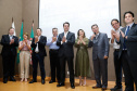 Maior complexo hospitalar público do Paraná, o Hospital do Trabalhador, em Curitiba, vai ganhar um novo ambulatório de especialidades médicas, ampliando a capacidade de 8 mil para 25 mil consultas por mês. O governador Carlos Massa Ratinho Júnior assinou nesta segunda-feira (04) a licitação para as obras do Ambulatório Médico de Especialidades da Kennedy. Serão investidos R$ 8,8 milhões pelo Governo do Estado para a aumentar a oferta de serviços.