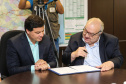 O Governo do Estado e a Prefeitura de Curitiba assinam um Termo de Cooperação Técnica para que o município utilize a metodologia BIM (Modelagem da Informação da Construção), uma nova ferramenta tecnológica para melhoria da gestão de obras públicas. O secretário estadual da Infraestrutura e Logística, Sandro Alex, e o prefeito da Capital, Rafael Greca firmam a parceria na sede da Secretaria da Infraestrutura e Logística.   05/11/2019  -  Foto: Geraldo Bubniak/AEN