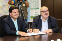 O Governo do Estado e a Prefeitura de Curitiba assinam um Termo de Cooperação Técnica para que o município utilize a metodologia BIM (Modelagem da Informação da Construção), uma nova ferramenta tecnológica para melhoria da gestão de obras públicas. O secretário estadual da Infraestrutura e Logística, Sandro Alex, e o prefeito da Capital, Rafael Greca firmam a parceria na sede da Secretaria da Infraestrutura e Logística.   05/11/2019  -  Foto: Geraldo Bubniak/AEN