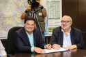 O Governo do Estado e a Prefeitura de Curitiba assinam um Termo de Cooperação Técnica para que o município utilize a metodologia BIM (Modelagem da Informação da Construção), uma nova ferramenta tecnológica para melhoria da gestão de obras públicas. O secretário estadual da Infraestrutura e Logística, Sandro Alex, e o prefeito da Capital, Rafael Greca firmam a parceria na sede da Secretaria da Infraestrutura e Logística.   05/11/2019  -  Foto: Geraldo Bubniak/AEN