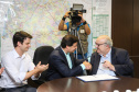 O Governo do Estado e a Prefeitura de Curitiba assinam um Termo de Cooperação Técnica para que o município utilize a metodologia BIM (Modelagem da Informação da Construção), uma nova ferramenta tecnológica para melhoria da gestão de obras públicas. O secretário estadual da Infraestrutura e Logística, Sandro Alex, e o prefeito da Capital, Rafael Greca firmam a parceria na sede da Secretaria da Infraestrutura e Logística.   05/11/2019  -  Foto: Geraldo Bubniak/AEN