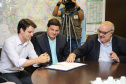 O Governo do Estado e a Prefeitura de Curitiba assinam um Termo de Cooperação Técnica para que o município utilize a metodologia BIM (Modelagem da Informação da Construção), uma nova ferramenta tecnológica para melhoria da gestão de obras públicas. O secretário estadual da Infraestrutura e Logística, Sandro Alex, e o prefeito da Capital, Rafael Greca firmam a parceria na sede da Secretaria da Infraestrutura e Logística.   05/11/2019  -  Foto: Geraldo Bubniak/AEN