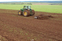 A Agência de Defesa Agropecuária do Paraná (Adapar) publicou nesta quarta-feira (6) nova norma que prorroga o prazo para a semeadura de soja no Estado. A portaria nº 342/2019, que estabelece o período de vazio sanitário e outras medidas para o controle da ferrugem asiática no Estado, substitui a nº 202/2017, que determinava 31 de dezembro como data limite para o plantio. A nova norma não define a data final para a semeadura. Foto: Arquivo/AEN