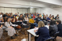 Agentes que atuam nas Unidades de Socioeducação participam nesta quarta e quinta-feira (06 e 07) de um curso na Escola de Magistratura do Paraná, em Curitiba. O objetivo é a especializar esses profissionais para o trabalho com as famílias dos adolescentes em cumprimento de medida socioeducativa de internação provisória, internação e semiliberdade.Foto:Divulgação/ SEJUF