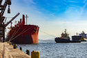 O tempo de espera para atracar nos portos paranaenses reduziu 26% de janeiro a outubro deste ano, em comparação com o mesmo período de 2018. Em 2019, em média, os navios aguardaram quatro dias entre o momento que anunciaram a chegada até encostar no cais. Nos dez primeiros meses do ano passado esse tempo era de 5,4 dias. Curitiba, 08-11-2019