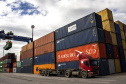 A movimentação de contêineres no Porto de Paranaguá aumentou 15%. De janeiro a outubro deste ano, 726.393 unidades (TEUs) chegaram e saíram pelo terminal paranaense. No mesmo período, em 2018, foram 633.710.
