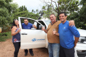 Sanepar instala água tratada na comunidade ruaral Alto do Divino, 11km da sede do município de Campo Morão. N/F: Maria de Fátima e seu marido José Carlos Casalvara, com funcionários da Sanepar que fizeram a instalação da água em sua propriedade.Campo Mourão, 08-11-19.Foto: Arnaldo Alves / AEN.