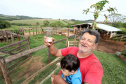 Sanepar instala água tratada na comunidade ruaral Alto do Divino, 11km da sede do município de Campo Morão. N/F: João Ferreira Lopes e seu filho, agradecendo a chegada da água tratada.Campo Mourão, 08-11-19.Foto: Arnaldo Alves / AEN.