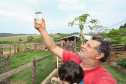 Sanepar instala água tratada na comunidade ruaral Alto do Divino, 11km da sede do município de Campo Morão. N/F: João Ferreira Lopes e seu filho, agradecendo a chegada da água tratada.Campo Mourão, 08-11-19.Foto: Arnaldo Alves / AEN.