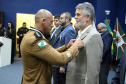 O Batalhão de Operações Especiais comemorou nesta segunda-feira (11) nove anos em solenidade em Curitiba. Para marcar a data foram entregues comandas, medalhas e certificados. O comandante-geral da Polícia Militar do Paraná, Péricles da Matos, falou sobre a trajetória da unidade desde que foi criada, passando pelo surgimento das operações especiais na PM, há quase 50 anos, através do Comando de Operações Especiais (COE). Foto:PMPR