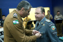 O Batalhão de Operações Especiais comemorou nesta segunda-feira (11) nove anos em solenidade em Curitiba. Para marcar a data foram entregues comandas, medalhas e certificados. O comandante-geral da Polícia Militar do Paraná, Péricles da Matos, falou sobre a trajetória da unidade desde que foi criada, passando pelo surgimento das operações especiais na PM, há quase 50 anos, através do Comando de Operações Especiais (COE). Foto:PMPR