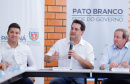 O Departamento de Trânsito do Paraná (Detran-PR) e a prefeitura de Pato Branco firmaram termo de compromisso para cooperação no trânsito. 
O termo de cooperação foi assinado nesta terça-feira (12), durante reunião do governador Carlos Massa Ratinho Junior com a equipe de secretários e dirigentes de autarquias e empresas públicas, realizada em Pato Branco, dentro da agenda da transferência da sede do governo para o município.