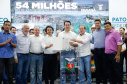 O governador Carlos Massa Ratinho Junior assinou nesta quarta-feira (13), em Pato Branco, no Sudoeste do Paraná, a liberação de R$ 54 milhões para municípios da região. O encontro com os prefeitos fez parte da agenda de transferência da sede do Executivo Estadual para o município.