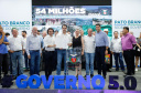O governador Carlos Massa Ratinho Junior assinou nesta quarta-feira (13), em Pato Branco, no Sudoeste do Paraná, a liberação de R$ 54 milhões para municípios da região. O encontro com os prefeitos fez parte da agenda de transferência da sede do Executivo Estadual para o município.
