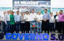 O governador Carlos Massa Ratinho Junior assinou nesta quarta-feira (13), em Pato Branco, no Sudoeste do Paraná, a liberação de R$ 54 milhões para municípios da região. O encontro com os prefeitos fez parte da agenda de transferência da sede do Executivo Estadual para o município.