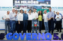 O governador Carlos Massa Ratinho Junior assinou nesta quarta-feira (13), em Pato Branco, no Sudoeste do Paraná, a liberação de R$ 54 milhões para municípios da região. O encontro com os prefeitos fez parte da agenda de transferência da sede do Executivo Estadual para o município.