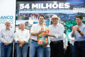 O governador Carlos Massa Ratinho Junior assinou nesta quarta-feira (13), em Pato Branco, no Sudoeste do Paraná, a liberação de R$ 54 milhões para municípios da região. O encontro com os prefeitos fez parte da agenda de transferência da sede do Executivo Estadual para o município.
