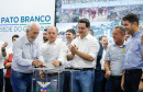 O governador Carlos Massa Ratinho Junior assinou nesta quarta-feira (13), em Pato Branco, no Sudoeste do Paraná, a liberação de R$ 54 milhões para municípios da região. O encontro com os prefeitos fez parte da agenda de transferência da sede do Executivo Estadual para o município.