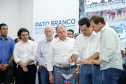O governador Carlos Massa Ratinho Junior assinou nesta quarta-feira (13), em Pato Branco, no Sudoeste do Paraná, a liberação de R$ 54 milhões para municípios da região. O encontro com os prefeitos fez parte da agenda de transferência da sede do Executivo Estadual para o município.
