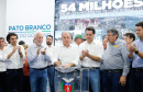 O governador Carlos Massa Ratinho Junior assinou nesta quarta-feira (13), em Pato Branco, no Sudoeste do Paraná, a liberação de R$ 54 milhões para municípios da região. O encontro com os prefeitos fez parte da agenda de transferência da sede do Executivo Estadual para o município.