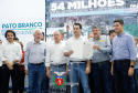 O governador Carlos Massa Ratinho Junior assinou nesta quarta-feira (13), em Pato Branco, no Sudoeste do Paraná, a liberação de R$ 54 milhões para municípios da região. O encontro com os prefeitos fez parte da agenda de transferência da sede do Executivo Estadual para o município.