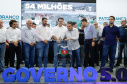 O governador Carlos Massa Ratinho Junior assinou nesta quarta-feira (13), em Pato Branco, no Sudoeste do Paraná, a liberação de R$ 54 milhões para municípios da região. O encontro com os prefeitos fez parte da agenda de transferência da sede do Executivo Estadual para o município.