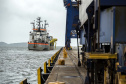 A empresa pública Portos do Paraná iniciou a dragagem dos berços do cais comercial e píer público de inflamáveis do Porto de Paranaguá. Com a obra, que é de manutenção, a profundidade mantida nos berços é de 13,5 metros. Para o berço interno do píer de inflamáveis, são 11 metros.
